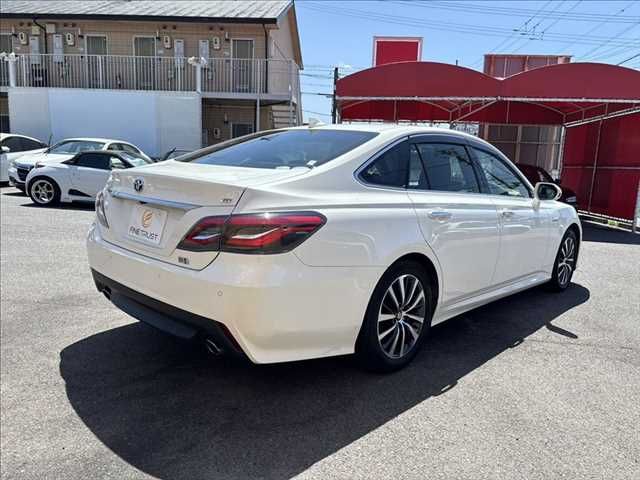 CROWN sedan hybrid