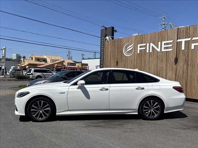 CROWN sedan hybrid