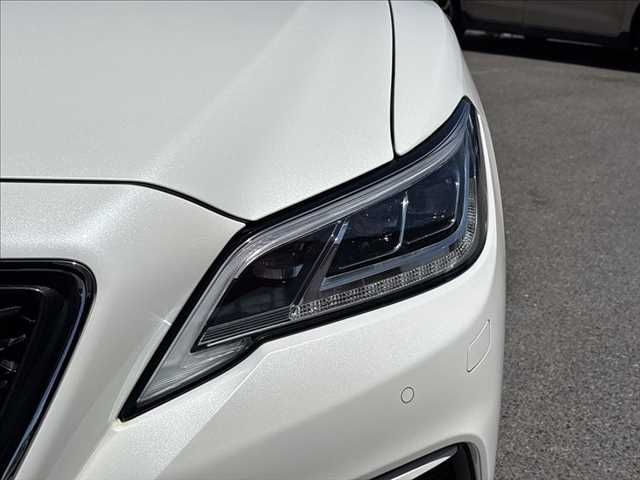 CROWN sedan hybrid
