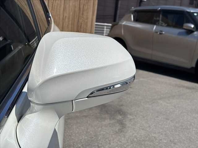 CROWN sedan hybrid