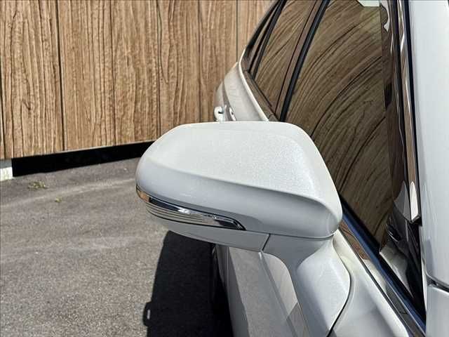 CROWN sedan hybrid