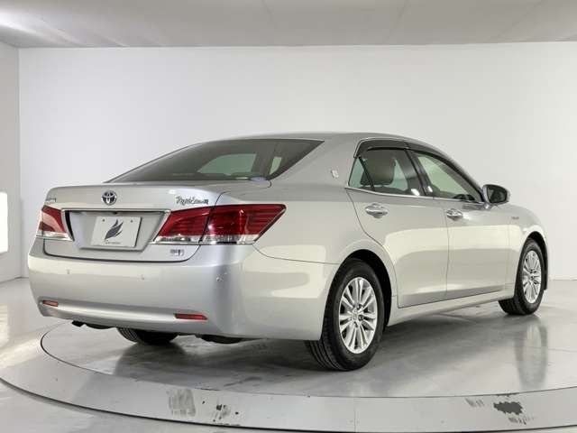 CROWN sedan hybrid
