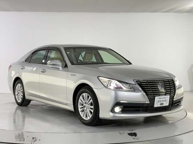 CROWN sedan hybrid