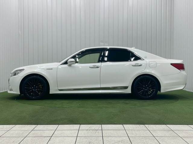 CROWN sedan hybrid