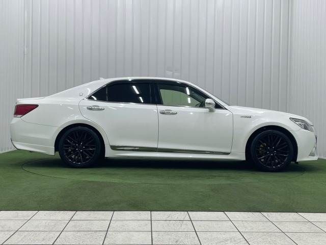 CROWN sedan hybrid