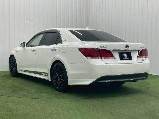 CROWN sedan hybrid