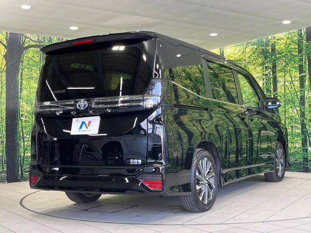 VOXY HYBRID