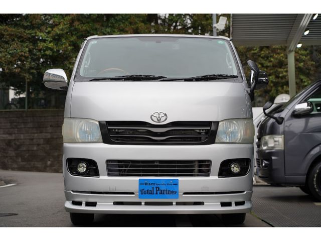 REGIUSACE 2WD van