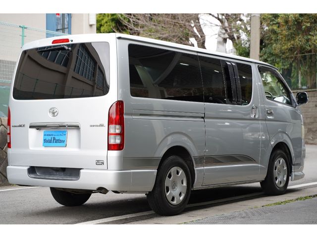 REGIUSACE 2WD van