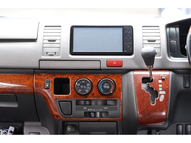 REGIUSACE 2WD van