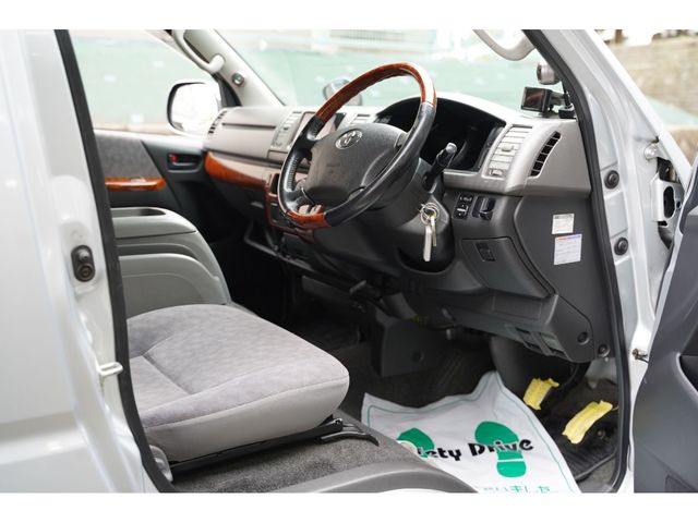REGIUSACE 2WD van