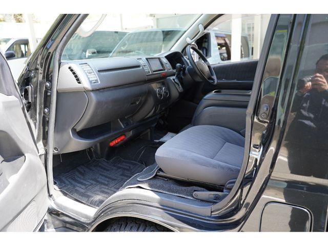 REGIUSACE 2WD van