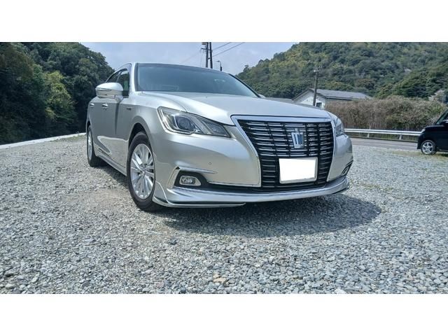 CROWN sedan hybrid