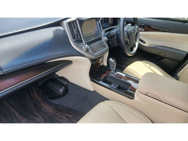 CROWN sedan hybrid