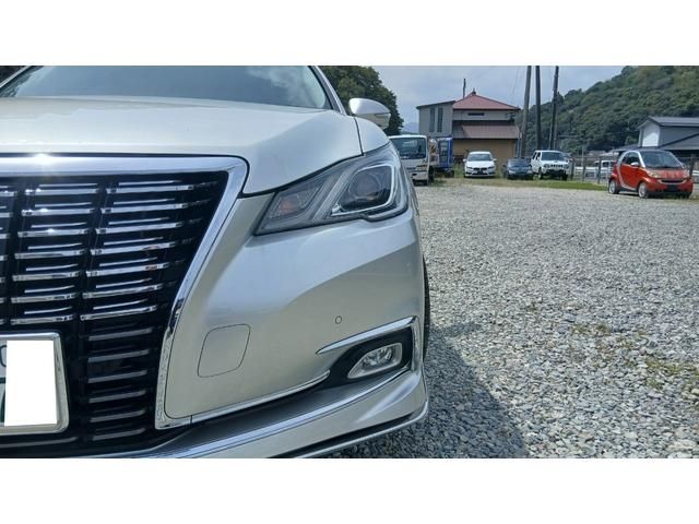 CROWN sedan hybrid
