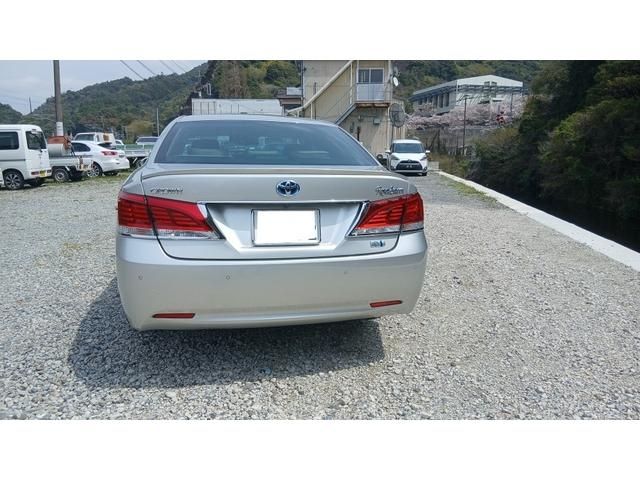 CROWN sedan hybrid