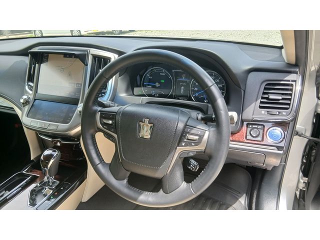 CROWN sedan hybrid