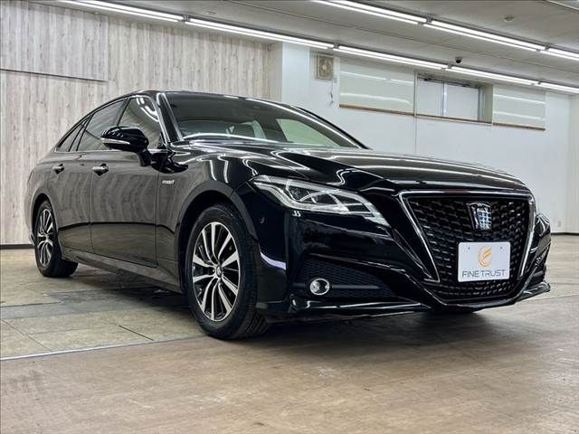 CROWN sedan hybrid