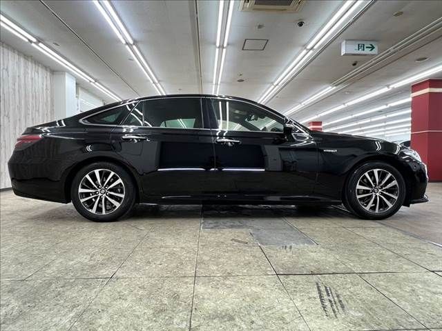 CROWN sedan hybrid