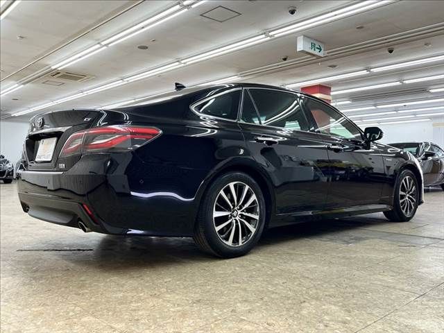 CROWN sedan hybrid