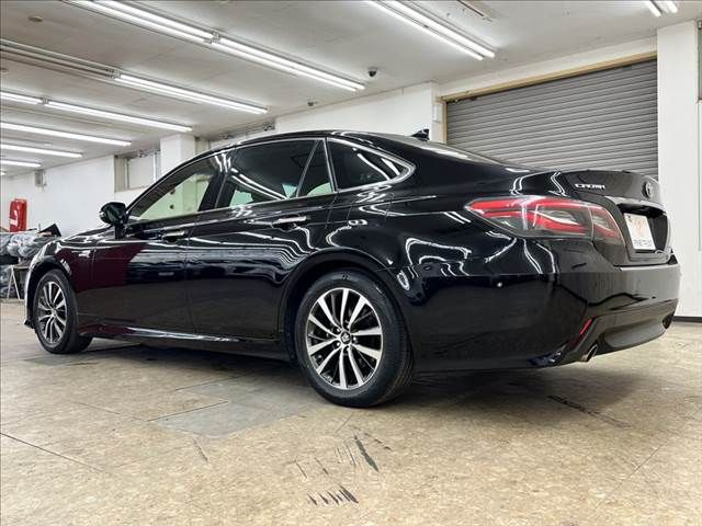 CROWN sedan hybrid
