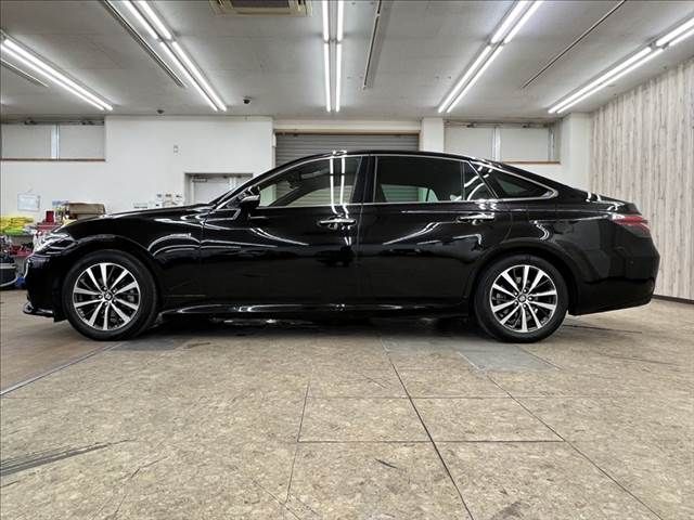 CROWN sedan hybrid