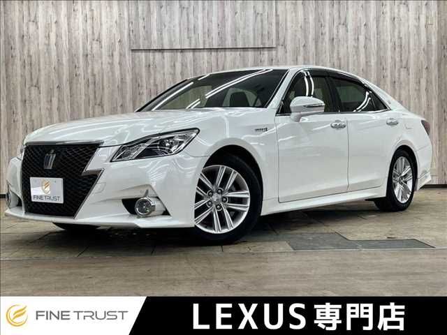 CROWN sedan hybrid