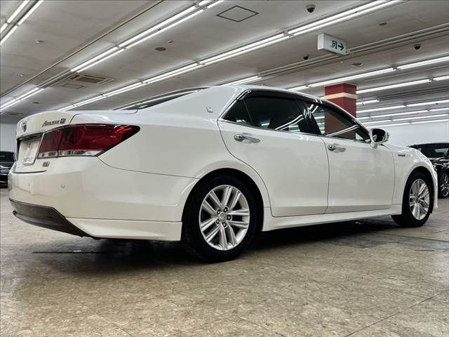 CROWN sedan hybrid