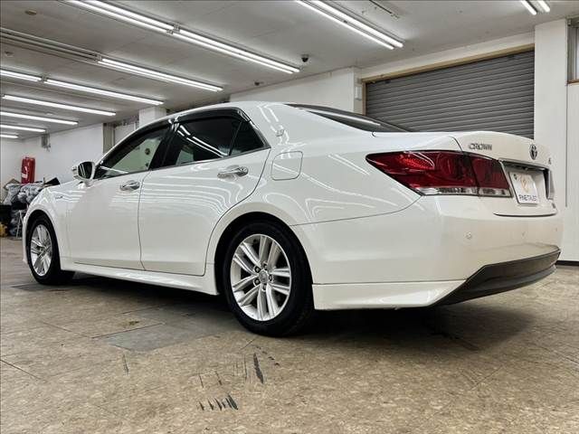 CROWN sedan hybrid