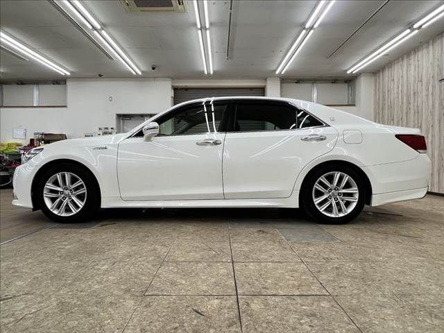 CROWN sedan hybrid