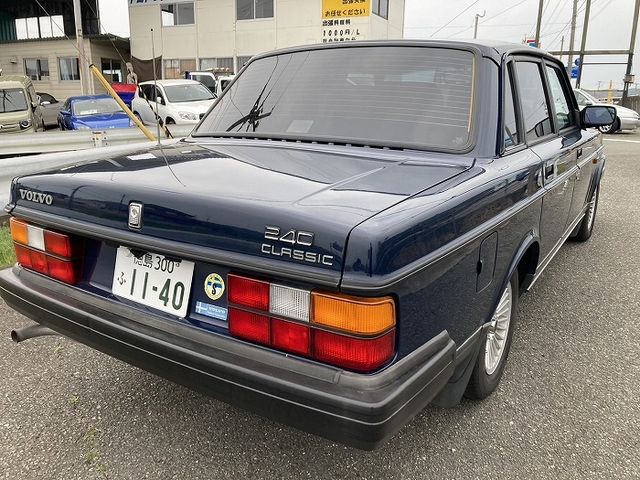 VOLVO 240 sedan