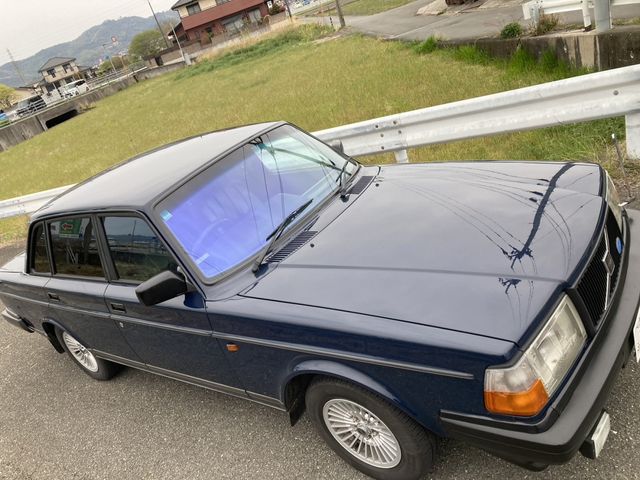 VOLVO 240 sedan