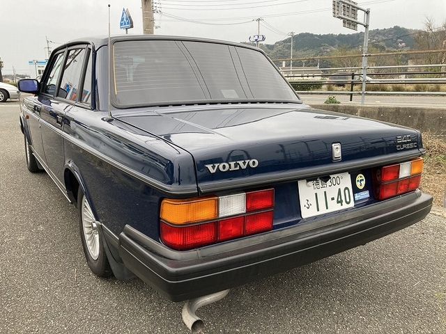 VOLVO 240 sedan