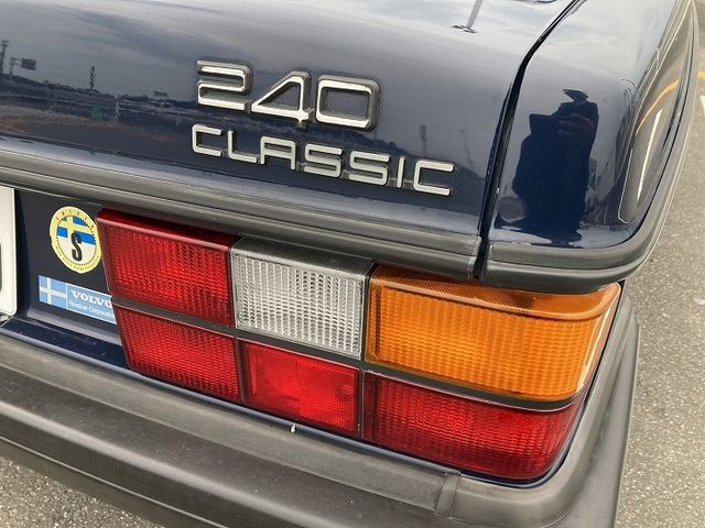 VOLVO 240 sedan