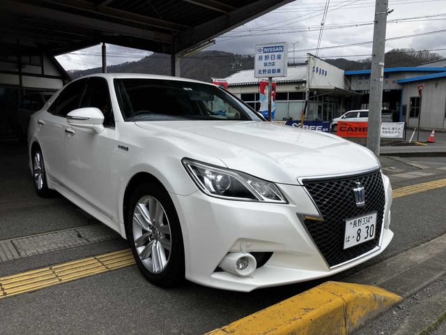 CROWN sedan hybrid