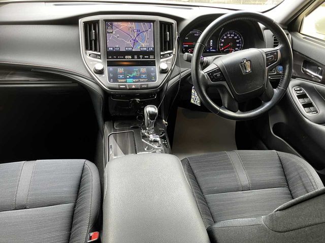 CROWN sedan hybrid