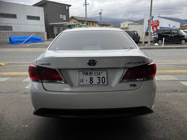 CROWN sedan hybrid
