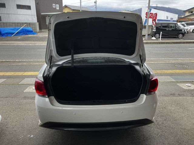 CROWN sedan hybrid