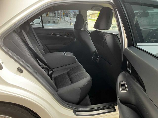 CROWN sedan hybrid