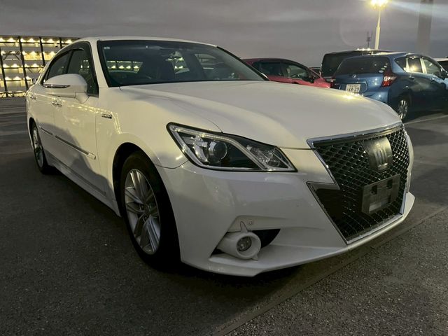 CROWN sedan hybrid