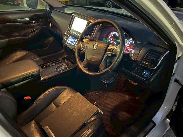 CROWN sedan hybrid