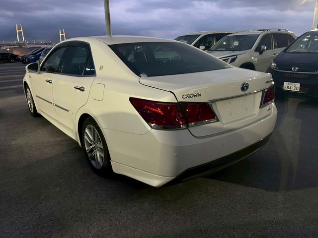 CROWN sedan hybrid
