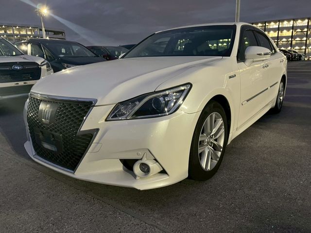 CROWN sedan hybrid