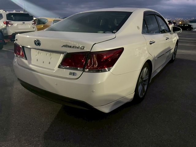 CROWN sedan hybrid