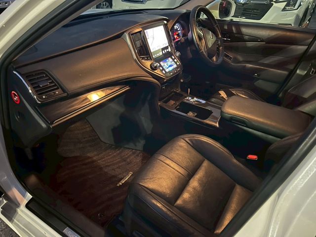 CROWN sedan hybrid