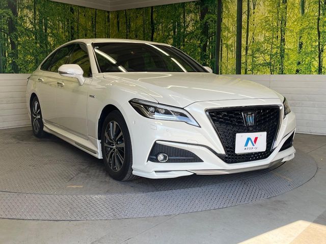 CROWN sedan hybrid