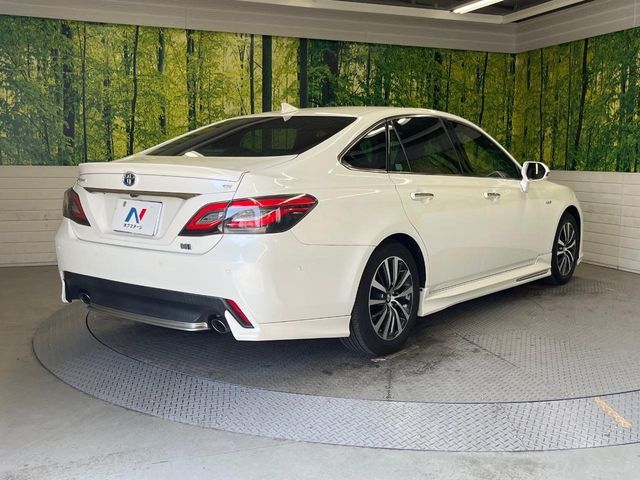CROWN sedan hybrid