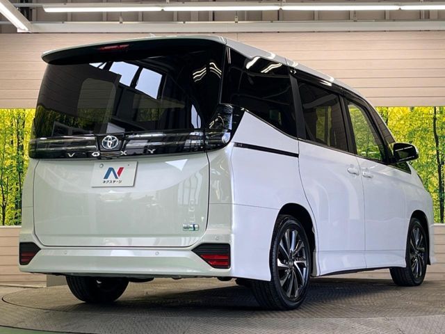 VOXY HYBRID