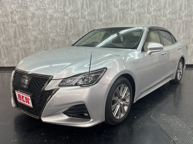 CROWN sedan hybrid
