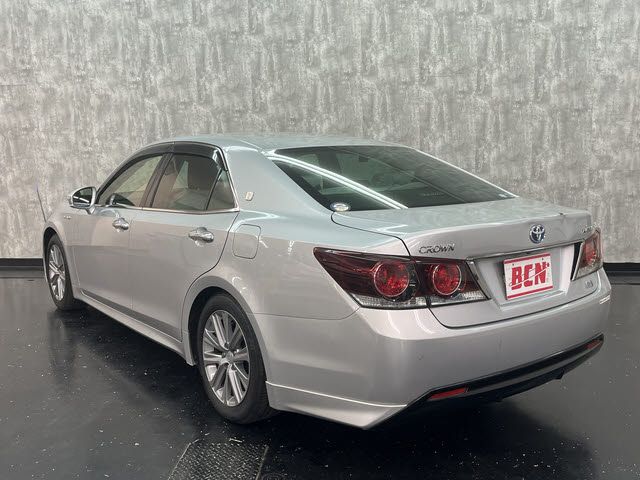 CROWN sedan hybrid